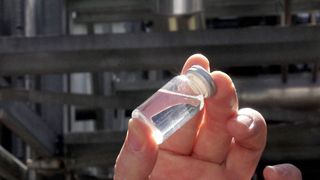Synthetisch hergestelltes Benzin: Audi und die Global Bioenergies S.A. haben erstmals eine große Menge E-Fuels hergestellt. Im Bild: Eine Probe des regenerativ erzeugten Kraftstoffes. (Audi)