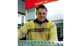 Jürgen Bickel, Geschäftsführer der Bickel Metallbau und Blechtechnik GmbH in Oberderdingen vor seiner neuen Bystronic-Hämmerle-3P-250-Abkantpresse; er verkörpert durch und durch den „Blechbearbeiter“, der trotz großer Erfolge seine Bodenhaftung nicht verloren hat. (Archiv: Vogel Business Media)