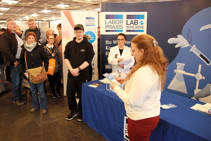 Den Abschluss jeder LAB-SUPPLY stellt die Verlosung des 1.000-Euro-Einkaufsgutscheins dar. Wer bis zum Schluss um 15:30 Uhr bleibt, kann den Gutschein zur Einlösung bei den ausstellenden Firmen gewinnen.



Mehr Infos zu den kommenden LAB-SUPPLY-Messen finden Sie auf www.lab-supply.info
 (Bild: LABORPRAXIS, C. Lüttmann)
