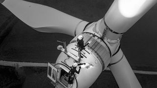 Zu hoch für die Straßenbeleuchtung: Windräder müssen regelmäßig gewartet und auch einmal repariert werden, dazu ist eine zuverlässige Ausleuchtung im Dunkeln nötig. (Bild: Ledlenser)