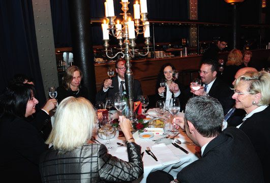 VIP-Tisch mit Marion Johl (Santander Consumer Bank), Vertretern von Toyota und Junior-Award-Preisträgern. (Archiv: Vogel Business Media)