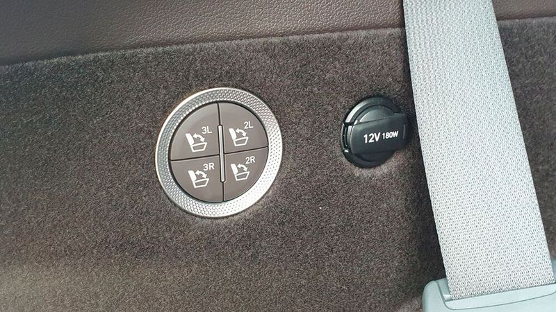 Die Sitze lassen sich über einen Tastschalter, der im Kofferraum platziert ist, elektrisch um- und aufklappen.  (Bild: Mauritz/VCG)