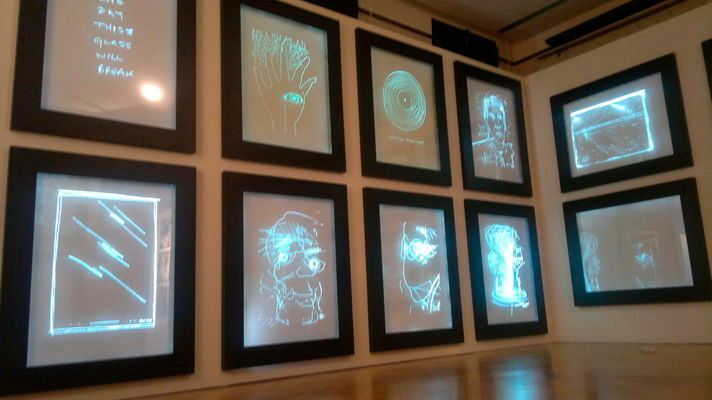 Bild 22: Bei dieser Installation des Künstlers Ron Arad, „kratzt“ eine künstliche Hand mit einem Diamantring Bilder in eine Glasplatte. Nutzer verwenden hierfür eine iPad-App, die die Striche an den Präsentationsschrank überträgt. Für die perfekte Handbewegung in der Installation ist eine optimale Führung der Daten- und Versorgungskabel unabdingbar. Dies wurde durch eine e-kette bestens erreicht. (Bild: Heason Technology)