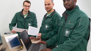 Besprechung zur Auswertung von Partikel-Langzeitmessung in der Pharmaserv Niederlassung Frankfurt am Main, von links: Davide Wiese, Martin Schäfer und Adama Dia. (BUSINESS IMAGES.DE-W.SCHUMACHER)