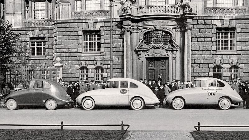 Ein historisches Foto von drei Stromlinien-Limousinen von Paul Jaray in Berlin, 1923. Wo immer die drei Autos mit ihrer ungewöhnlichen Form auftauchen, ziehen sie staunende Menschenmassen an. Von links nach rechts: die Ley, der Audi und zum Schluss der Dixi. (Bild: Audi AG)
