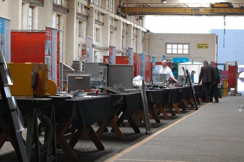 Beim Firmenrundgang konnten sich die Besucher ein Bild über die Eigenprodukte der Brun Kransysteme machen. (Bild: Estech)