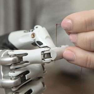 Abb.2: Auch für diffizile Tätigkeiten kann die bionische Hand eingesetzt werden.