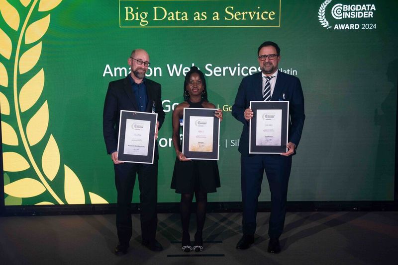 In der Kategorie Big Data as a Service gewinnt Confluent den Award in Silber. Den Preis nimmt Roger Illing in Empfang (rechts im Bild). Unsere Award-Fee Lauryn Akuffo hält die Auszeichnung in Gold für Google in den Händen. Michael Hanisch freut sich über die Auszeichnung in Platin für Amazon Web Services. (Bild: Manuel Emme Fotografie)