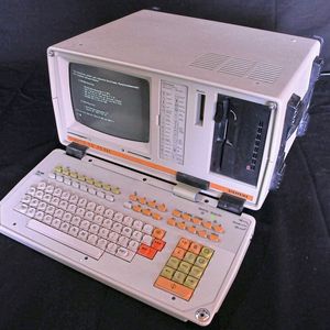 Hardwarenahes Engineering vor Ort: Das Programmiergerät SIMATIC S5 PG 685 von Siemens stammt aus der Mitte der 1980er Jahre. Mit solchen robusten Kofferrechnern wurde der S5-Code, meist in der Anweisungsliste (AWL), erstellt und auf Disketten gesichert.(Bild:  Ulli1105 / CC BY )