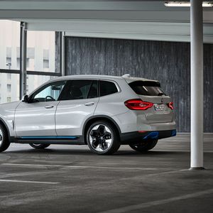 Mit dem iX3 ist der Autobauer von der Philosophie abgerückt, Elektroautos grundlegend anders zu konstruieren.(Bild:  BMW)