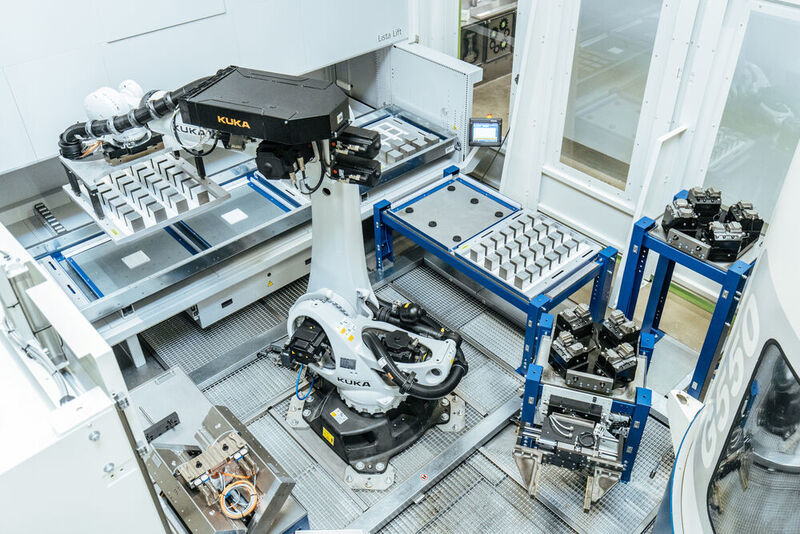 Zimm setzt im im österreichischen Lustenau einen Kuka KR Quantec für das Beladen der Fräsmaschine in einer Roboterzelle ein. (Kuka)