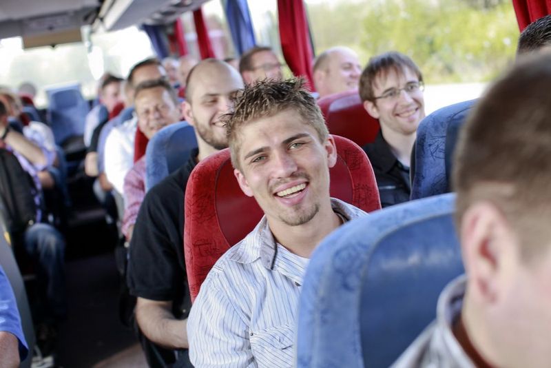 Fröhliche Gesichter auf der Busfahrt zur Abendveranstaltung auf der MS Karlsruhe. (Bild: SoftEngine)