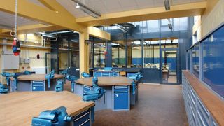 Für das Berufsfeld Metalltechnik wurde dieser Raum mit Sechseck-Werkbänken, höhenverstellbaren Schraubstöcken und einer Energieversorgung von oben eingerichtet. (Archiv: Vogel Business Media)