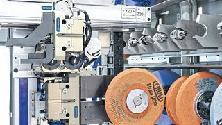 Sobald die Schleifscheibe aus dem rechten Regalsystem entnommen ist, schwenkt der Greifer um 180°, um die Schleifscheibe mit dem entsprechenden Kühlmittelschutz im linken Regalsystem zu kombinieren.  (Schunk)