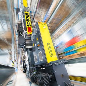 Das Regalbediengerät Exyz von SSI Schäfer eignet sich für eine vollautomatische Lagerung von Paletten. Die Bezeichnung Exyz leitet sich aus Effizienz (E) bzgl. Energieverbrauch und Leistungsfähigkeit ab und dies auf allen drei Arbeitsachsen X, Y und Z des Lagers, also für Längsfahrt, Hub- sowie Ein- und Auslagerungsbewegungen. 