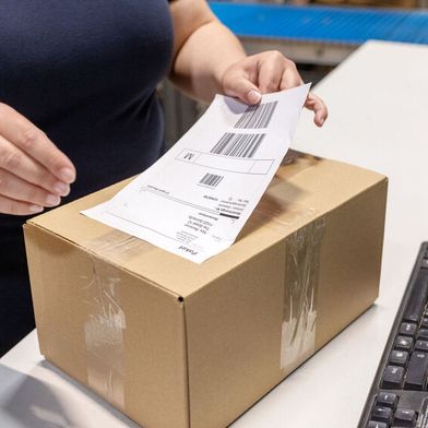Hermas neues Haftmaterial forciert den Einsatz klassischer, silikonisierter Linerless-Etiketten auch dort, wo besondere Anforderungen an Haftung und Prozesssicherheit gestellt werden, beispielsweise in Versand- und Logistikzentren. (Bild: alvarez / iStock)