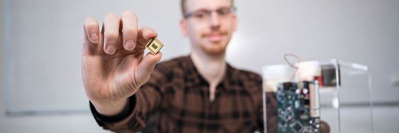Ein Mikrochip enthält die gesamte Technologie, um Ventile und Schließvorrichtungen ohne zusätzliche Sensoren frei anzusteuern. Doktorand Niklas König (Foto) forscht im Rahmen seiner Doktorarbeit bei Matthias Nienhaus an diesem Verfahren. Ein Mikrochip enthält die gesamte Technologie, um Ventile und Schließvorrichtungen ohne zusätzliche Sensoren frei anzusteuern. Doktorand Niklas König (Foto) forscht im Rahmen seiner Doktorarbeit bei Matthias Nienhaus an diesem Verfahren.