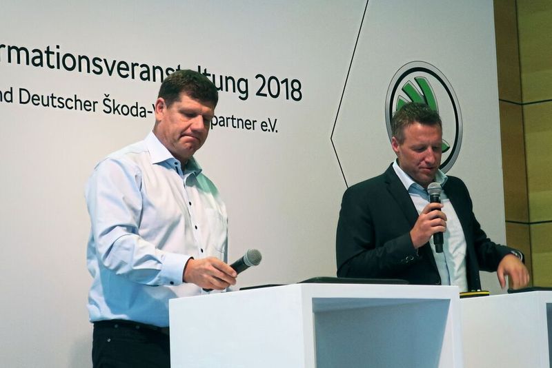 Ins Detail gingen die Sprecher der verschiedenen Arbeitskreise. Kersten Borst (li.) und Jochen Müller erläuterten die betriebswirtschaftlichen Aspekte, wobei „eine fundierte Einschätzung der Verträge in der Kürze der Zeit nicht möglich“ war. (Bild: Grimm / »kfz-betrieb«)