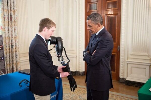 Easton LaChappelle zeigt dem US-Präsidenten Barak Obama seine Armprothese (Foto: The White House)