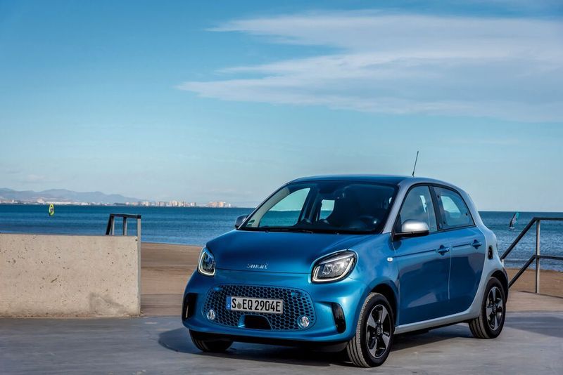 Erstmals haben Zwei- und Viertürer unterschiedliche Gesichter: Der Smart EQ Forfour ist unten breiter. (Smart)