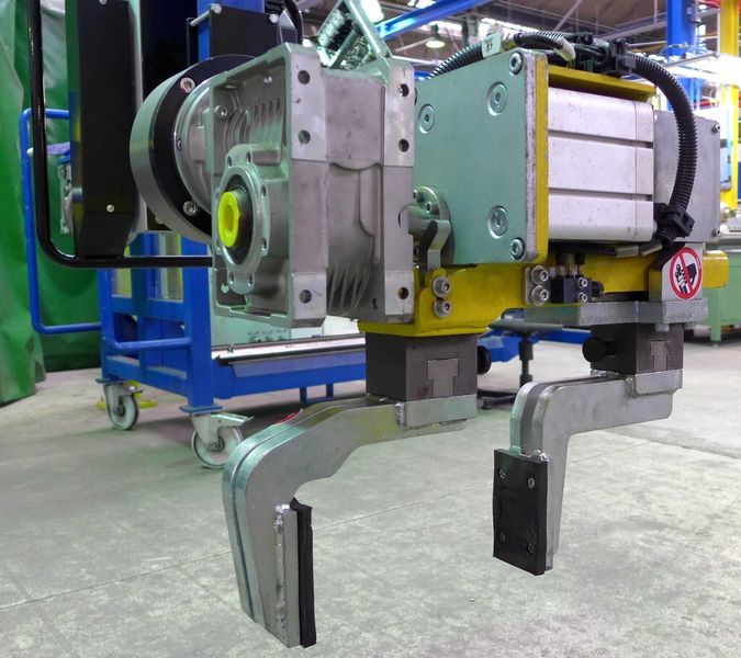 Die pneumatisch arbeitenden Klemmgreifer sind seitlich versetzt angeordnet. (Bild: Peter Springfeld)