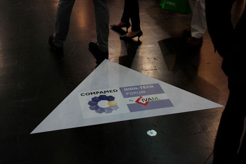 Nicht zu verfehlen: Den Weg zum Compamed Hightech Forum in Halle 8a weisen Aufkleber am Halleneingang. (Schäfer)