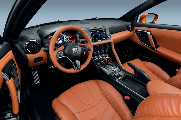 Der Einsteig ist für einen Supersportwagen ungewöhnlich weit oben und das Infotainmentsystem ist nicht wirklich auf dem neuesten Stand. (Nissan)
