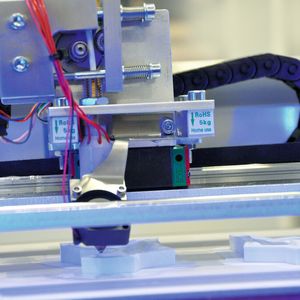 Beim 3D-Druck wird pulverförmiges, geschmolzenes oder flüssiges Material schichtenweise aufeinander aufgebaut und ausgehärtet. Auf diese Weise entstehen dreidimensionale Objekte.