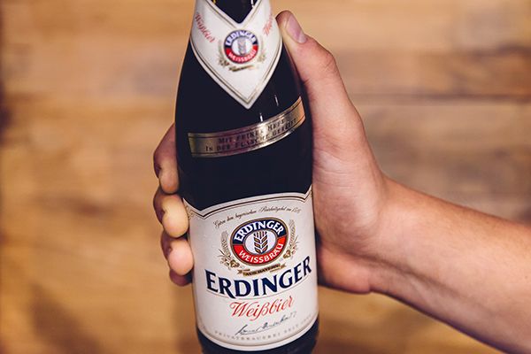 Platz 9: Erdinger Weißbier mit 2,92 Mikrogramm Glyphosat pro Liter Bier.(Eine Gefährdung für den Konsumenten besteht nach Einschätzung des Bundesinstituts für Risikobewertung jedoch erst ab einem täglichen Konsum von 1.000 Liter Bier.)Weitere interessante Beiträge rund um die Themen Messtechnik und Bierbrauerei: - Bier aus australischem Kult-Brotaustrich Vegemite  - 31Pils – das Chemiker-Bier  - Deutsche Biere sind mit Glyphosat belastet Bild: tookapic / CC0 Public Domain / https://pixabay.com/de/bier-flasche-hand-halten-wei%C3%9Fbier-933028/ (Bild: tookapic / CC0 Public Domain)