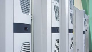 Die Weichen für eine wirkungsvolle  und energieeffiziente Schaltschrank-Klimatisierung werden bereits mit der richtigen Anordnung von Geräten und Betriebsmitteln gestellt. (Archiv: Vogel Business Media)