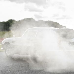 Die vom Bond-Filmemacher EON Productions mitgebauten neuen DB 5 verfügen „selbstverständlich“ über sämtliche James-Bond-Gimmicks wie ein „Nebelschleier-Abgabesystem“ an der Rückseite.(Bild:  Max Earey)