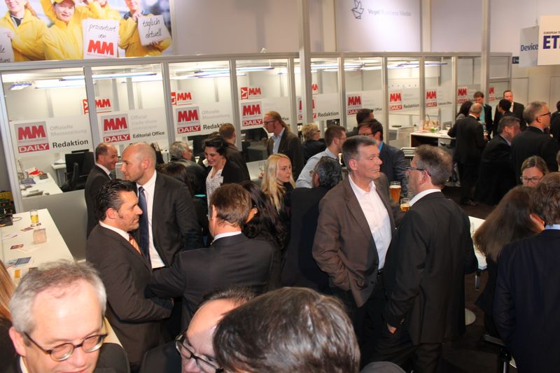 Am Dienstagabend wurde bei der Vogel Business Media am Messe-Stand in Halle 9 traditionell auf eine erfolgreiche Hannover Messe 2014 angestoßen. Gute Gespräche und Live-Musik von der Band „Famos“ sorgten bei den zahlreichen Standpartygästen für eine ausgelassene Stimmung. (Siegl/Vogel Business Media)