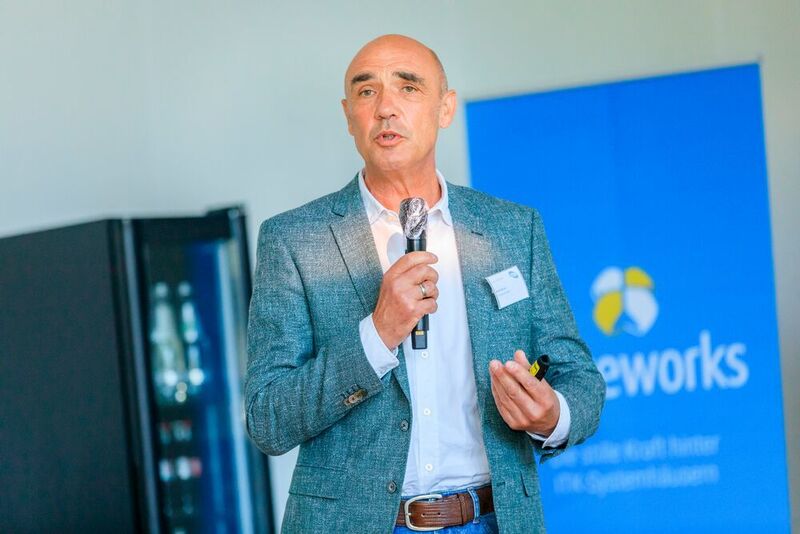 Bernd Becker, Leiter Vertrieb bei Voiceworks, stellte vor wie mit Voiceworks die Erweiterung des Portfolios samt Cloud Services inklusive des Betriebs des Festnetzdienstes gelingt. (Kiwiko)
