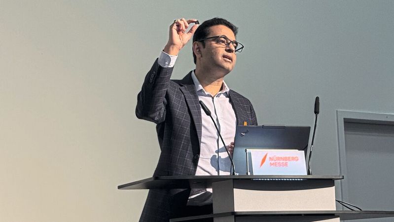 Samir Sharma, Assistant Vice President der Mediatek IoT Business Group, zeigt auf der Pressekonferenz auf der Embedded World 2026 einen neuen Genio-Pro-Chip.(Bild:  mc/VCG)