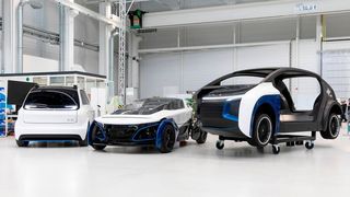 Drei Demo-Fahrzeuge, die das Deutsche Zentrum für Luft- und Raumfahrt entwickelt hat. Rechts sieht man das sogenannte Interurban Vehicle (IUV).  (DLR)