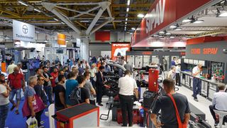 Bereits am ersten Messetag umlagerten die Besucher dicht gedrängt an den Ständen der Ausrüster die Vorführungen von unterschiedlichen Servicegeräten. (Bild: Schreiner – »kfz-betrieb«)