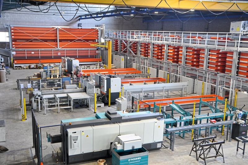 Kürzere Durchlaufzeiten: Halbzeuge gelangen aus den Lagern direkt zu zwei automatisierten Sägen zum Ablängen. (Bild: Kasto)