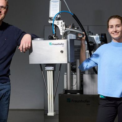 Dr. Thomas Waschkies and Andrea Mroß received the Joseph von Fraunhofer Prize 2025 for the development of the mobile, ultrasound-based measurement system "AloX". (Image:Fraunhofer / Piotr Banczerowski)