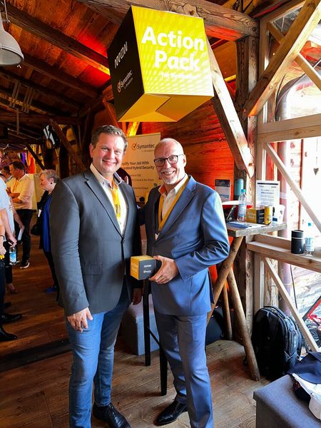 Neu im Amt Felix Zimmerbeutel (l.) mit seinem Kollegen Peter Cooper (Broadcom). (Bild: Vogel IT-Medien )