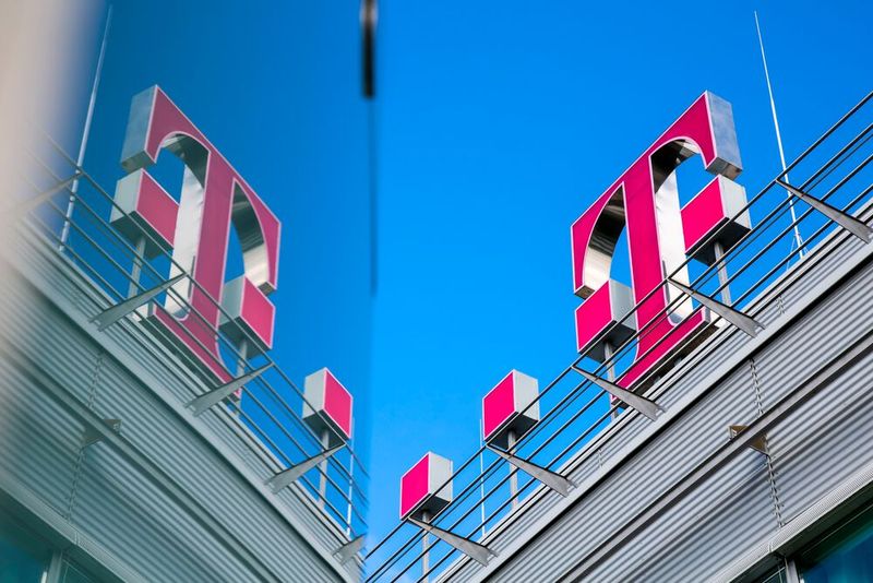 T-Systems und Cloudreach werden ab sofort als strategische Partner Managed Cloud Services im Bereich Public Cloud anbieten. Dabei ergänzt sich die Erfahrung von Cloudreach bei der Einführung von Hyperscale Clouds mit dem Know-how von T-Systems als Hybrid-Cloud-Provider. Durch die neue Partnerschaft mit Cloudreach kann T-Systems sein Portfolio als Anbieter von Managed Cloud Services ausbauen. Das gilt insbesondere für Systeme und Prozesse, die bereits auf Plattformen von Hyperscale Cloud-Providern wie Microsoft Azure und Amazon Web Services laufen. In Kombination mit dem umfangreichen Open Telekom Cloud-Portfolio und der Kompetenz im Bereich Hybridumgebungen sind die beiden Partner in der Lage, Kundenbedürfnisse komplett Ende-zu-Ende zu bedienen.  Weitere Informationen (Bild: Deutsche Telekom AG)