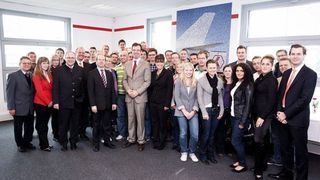 Wissenschaftler, Wirtschaftsvertreter, Verbandsmanager und Studierende freuen sich über die neue Fiege-Aula in Bremen. Bild: BVL (Archiv: Vogel Business Media)