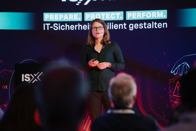 Nach Elevator Pitches und Kaffeepause ging es weiter mit der Keynote von Dr. Kerstin Zettl-Schabath von der Deutschen Cyber-Sicherheitsorganisation: „Gegneranalyse – Bedrohungslage verstehen, um Niederlagen zu verhindern“ (Bild: Manuel Emme)