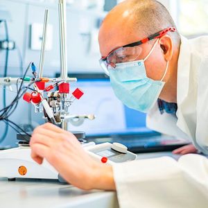 Dr. Leonardo Castañeda-Losada bei der Entwicklung des elektrobiokatalytischen Verfahrens zur CO2-Fixierung.