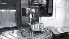 Ein Merkmal der Soraluce Multitask Bettfräsmaschine der Baureihe TRM ist der stufenlos schwenkbare Fräskopf in T-Bauweise mit 37 Kilowatt Antrieb und einem Drehzahlbereich bis 6.000 Umdrehungen pro Minute.  (Bild: Bimatec Soraluce)