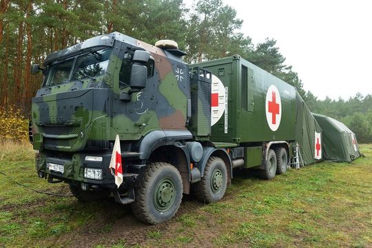 Mobile medizinische Einheiten sind ein Segen für an der Front verletzte Soldaten. Um in Zukunft damit noch besser ausgerüstet zu sein, kauft die Bundeswehr bei Rheinmetall die bisher modernsten mobilen Sanitätseinheiten, die es im Nato-Bereich derzeit gibt.(Bild:  ©2022 Bundeswehr/C. Schulze)