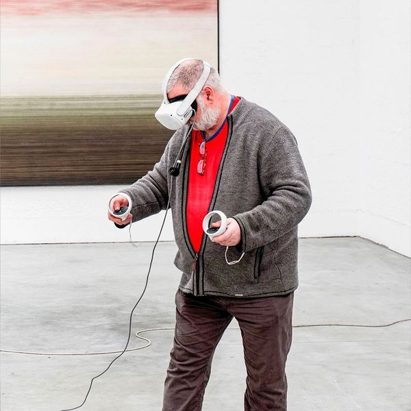 Peter Lang „erzeichnet“ mit einer VR-Brille durch analoge Zeichenbewegungen dreidimensionale Plastiken im virtuellen Raum. (Bild: FIT Additive Manufacturing Group)