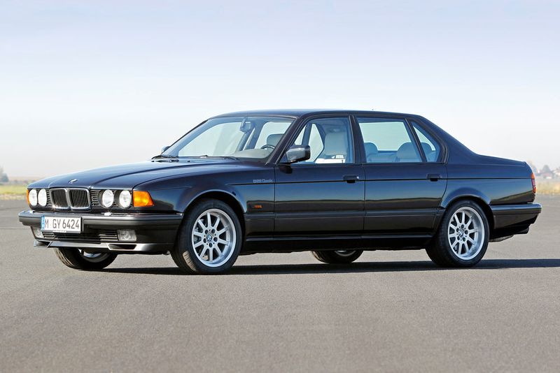 BMW 750iL: Die Langversion mit Zwölfzylinder der Generation E32. Mit neu entwickeltem 220 kW/300 PS starkem 5,0-Liter-V12 löste das Modell ein noch nie da gewesenes Leistungswettrüsten in der weltweiten Luxusliga aus. (BMW)
