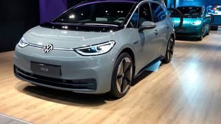 Im Sommer soll der VW ID 3 auch auf den Straßen zu sehen sein. (Bild: Seyerlein/»kfz-betrieb«)