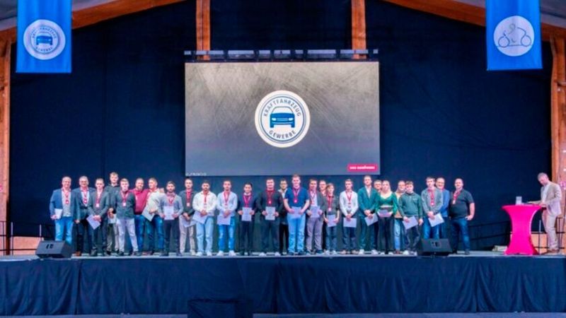 Das Oldenburger Kfz-Handwerk feiert 42 frisch gewonnene Talente. Zusammen mit 	700 Gäste beglückwünschten die Innung und die Kreishandwerkerschaft die neuen Gesellinnen und Gesellen im Eventhof Würsting. Kreishandwerksmeister Boris Jersch gab den ehemaligen Auszubildenden einen wichtigen Rat mit auf ihrem Weg: „Haltung schlägt Talent.“ Im Handwerk sei es wertvoller, sich einen Namen zu machen, statt Titel zu sammeln. (Bild: Kreishandwerkerschaft Oldenburg)