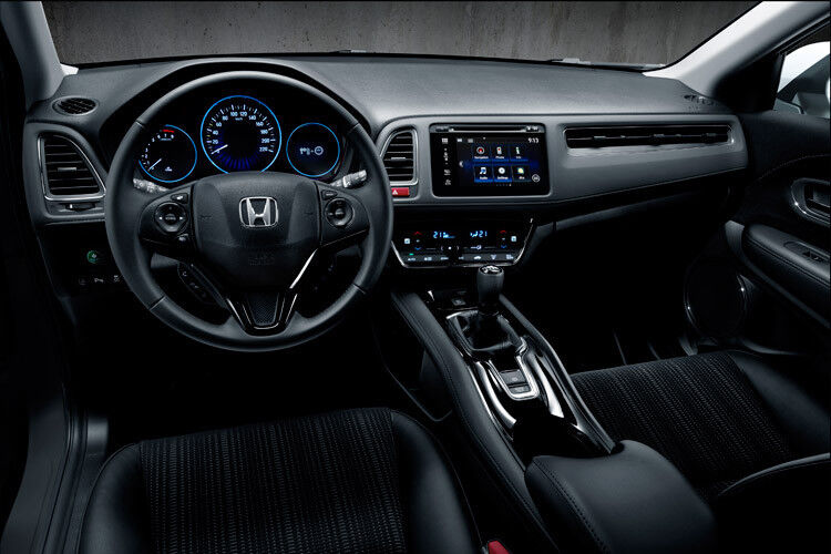Innen setzen Chromelemente Akzente, ein breiter Mitteltunnel trennt Fahrer und Beifahrer. (Foto: Honda)